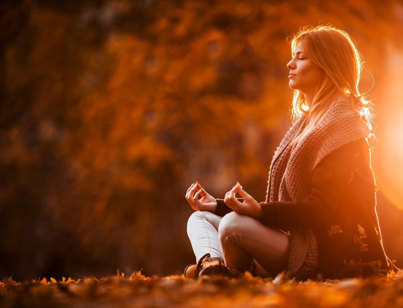 Femme sereine en pleine nature symbolisant la connexion à la Source et l'éveil spirituel ancré - Chris Énergie.