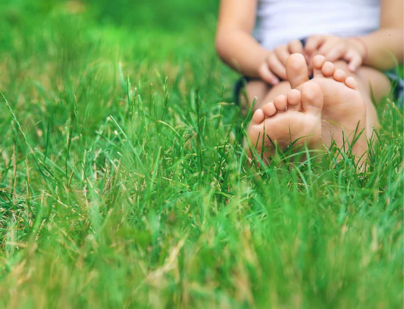 Femme en méditation ancrée symbolisant le réalignement énergétique et le retour à soi pendant une transition de conscience