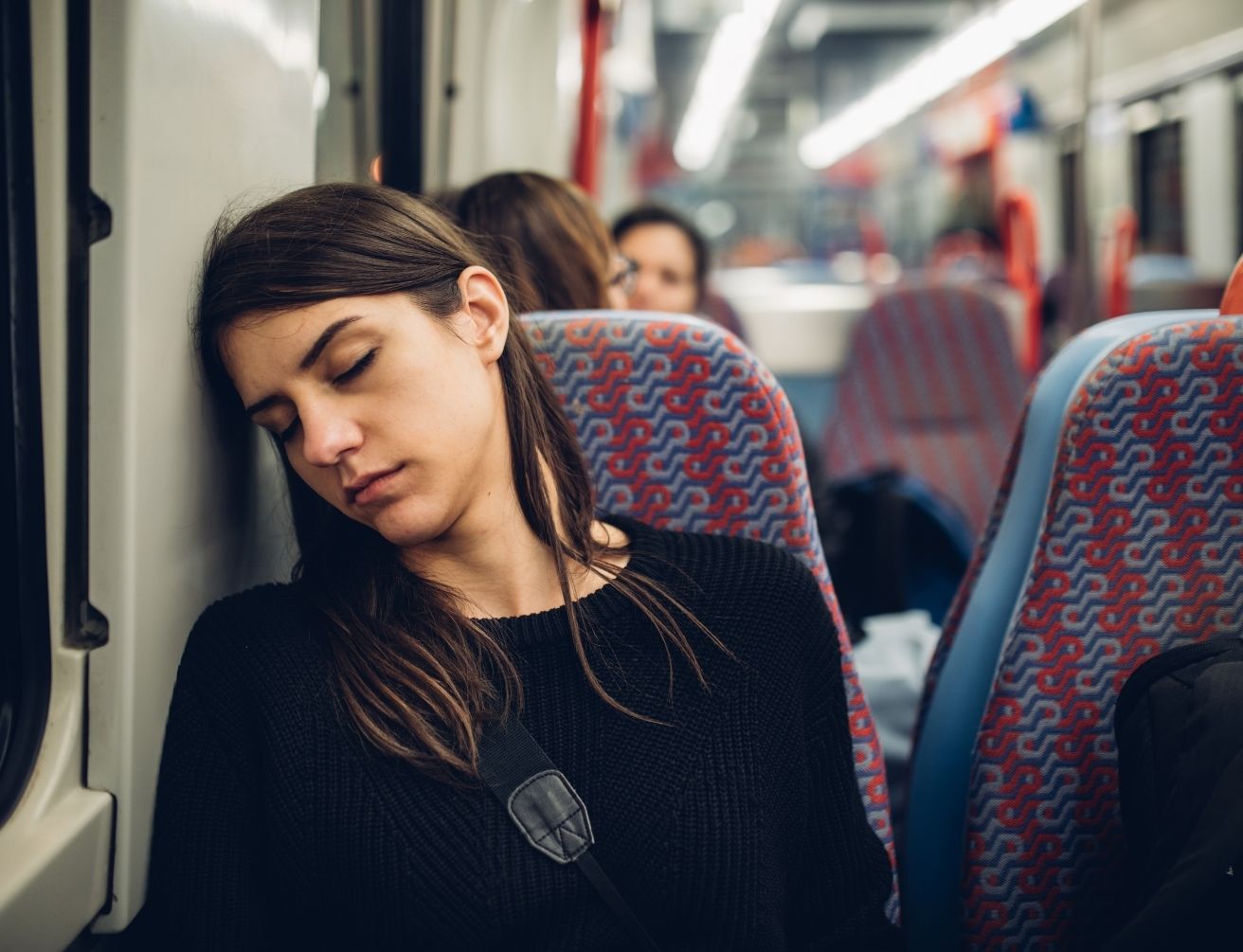 Femme fatiguée après un moment en public
